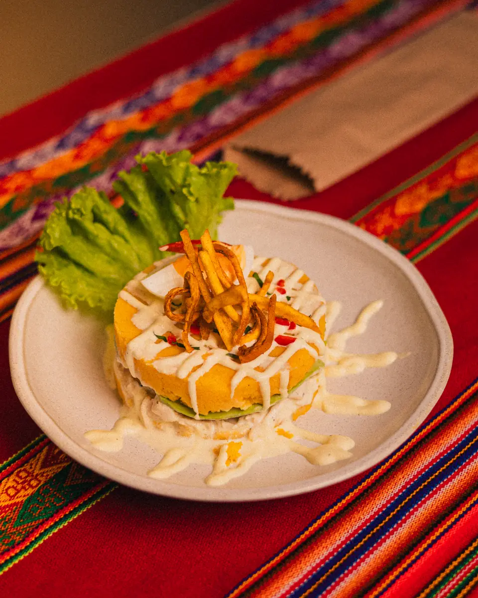 Causa rellena acevichada de batata com ají amarillo